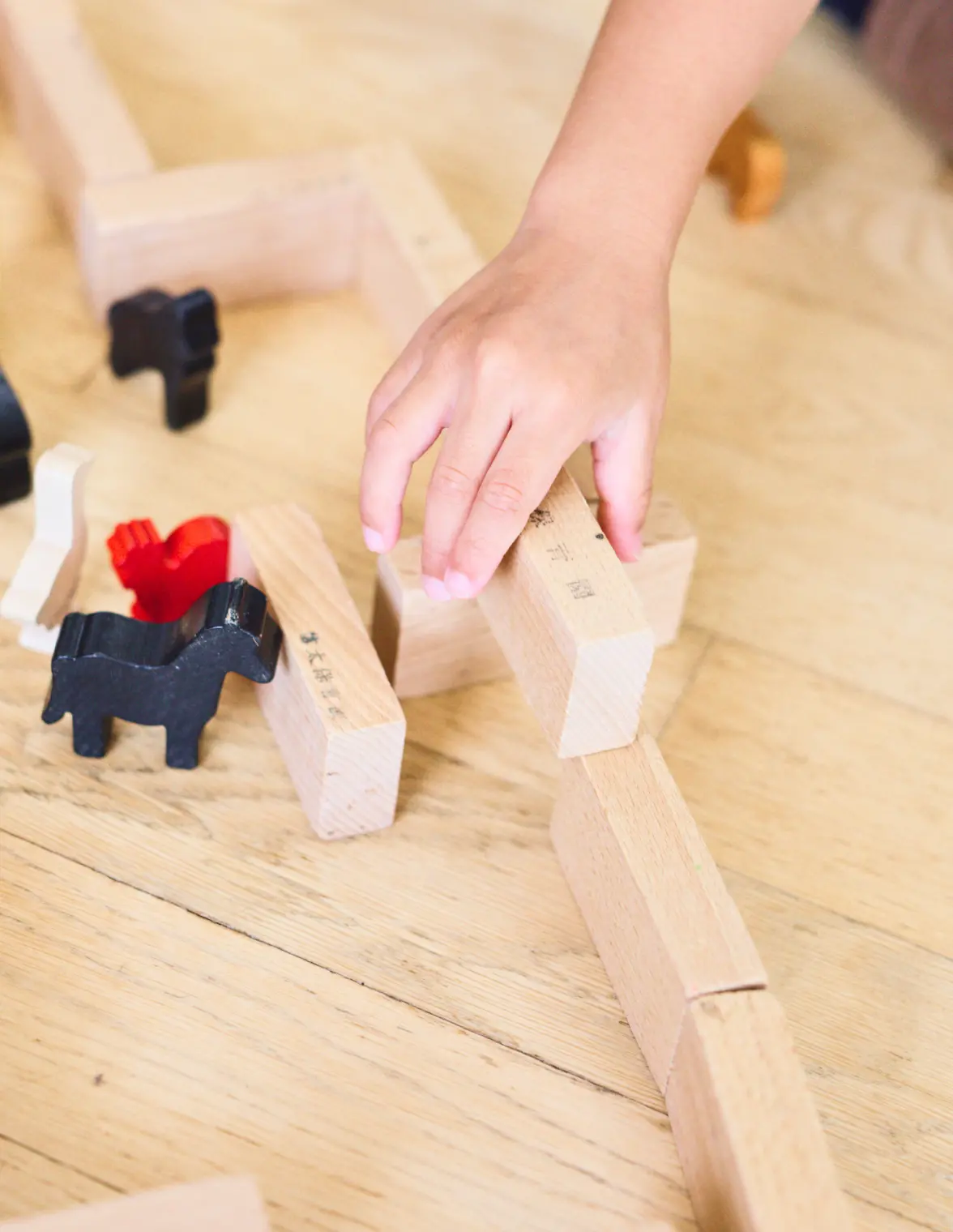 子どもが積み木を並べて遊んでいる様子