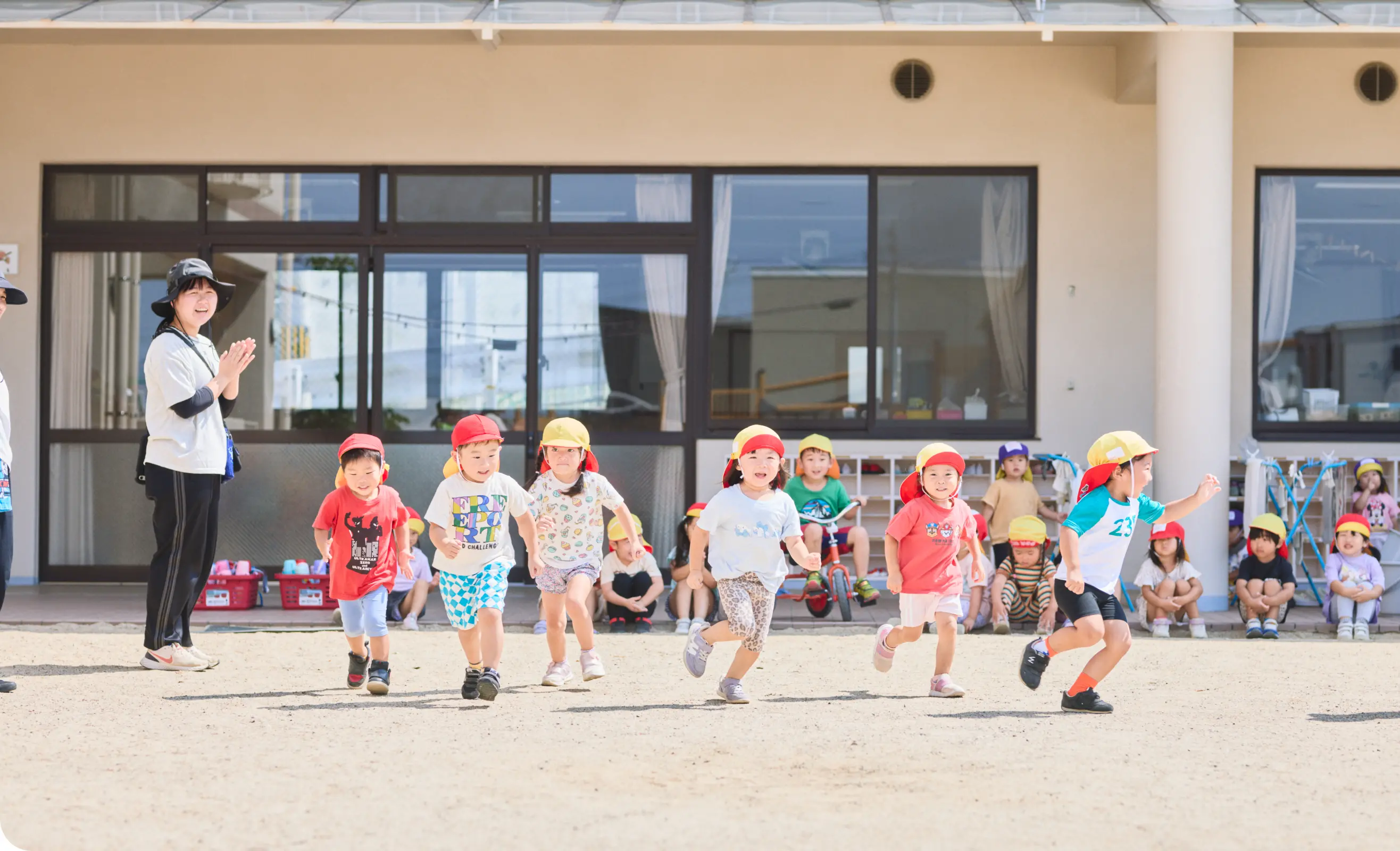 子どもたちが園庭でかけっこをしている様子