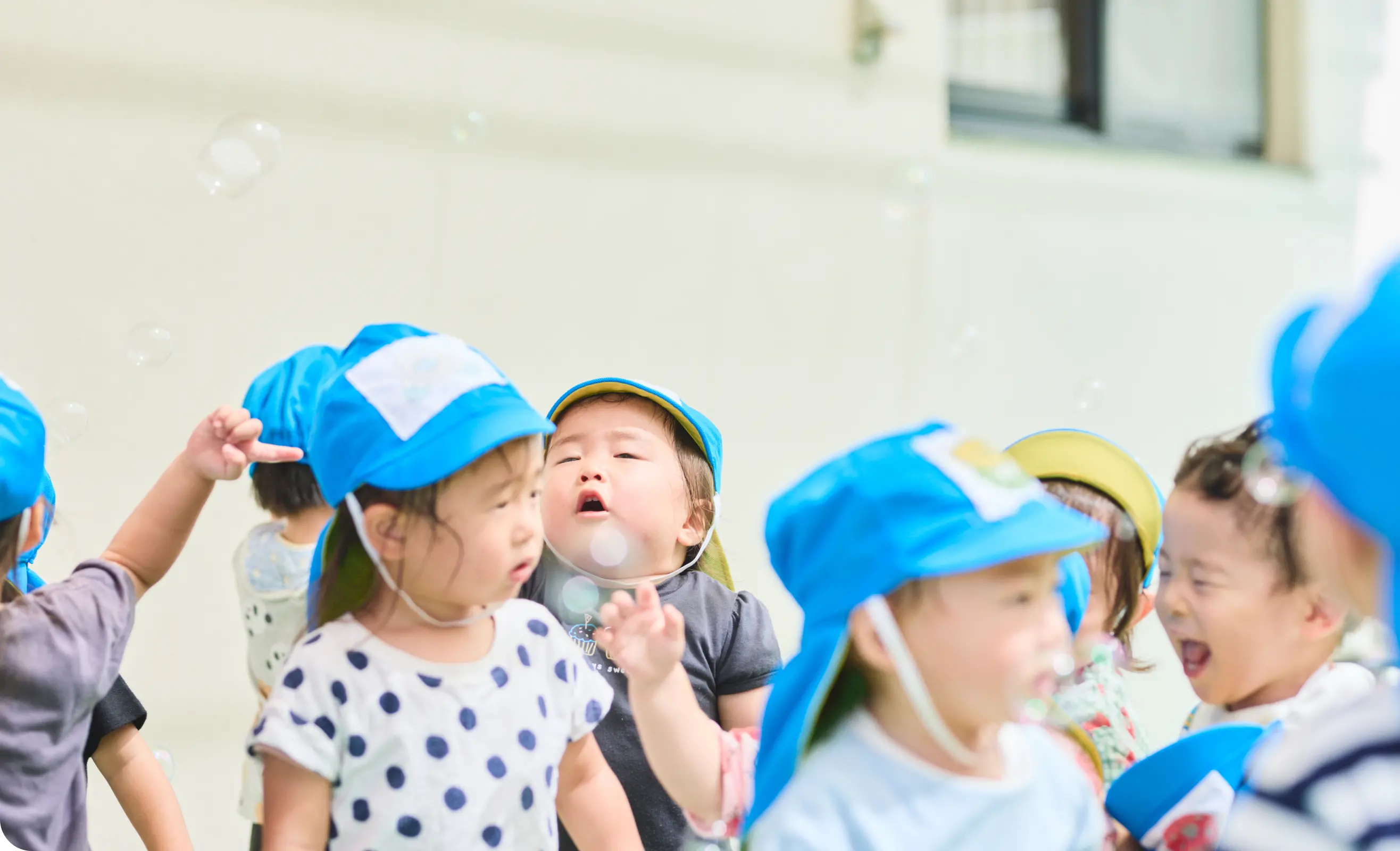 子どもたちがシャボン玉遊びを楽しんでいる様子