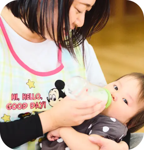 赤ちゃんを抱っこする保育士