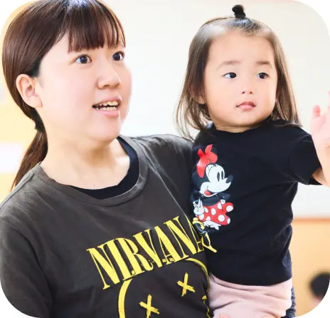 子どもを抱っこする保育士