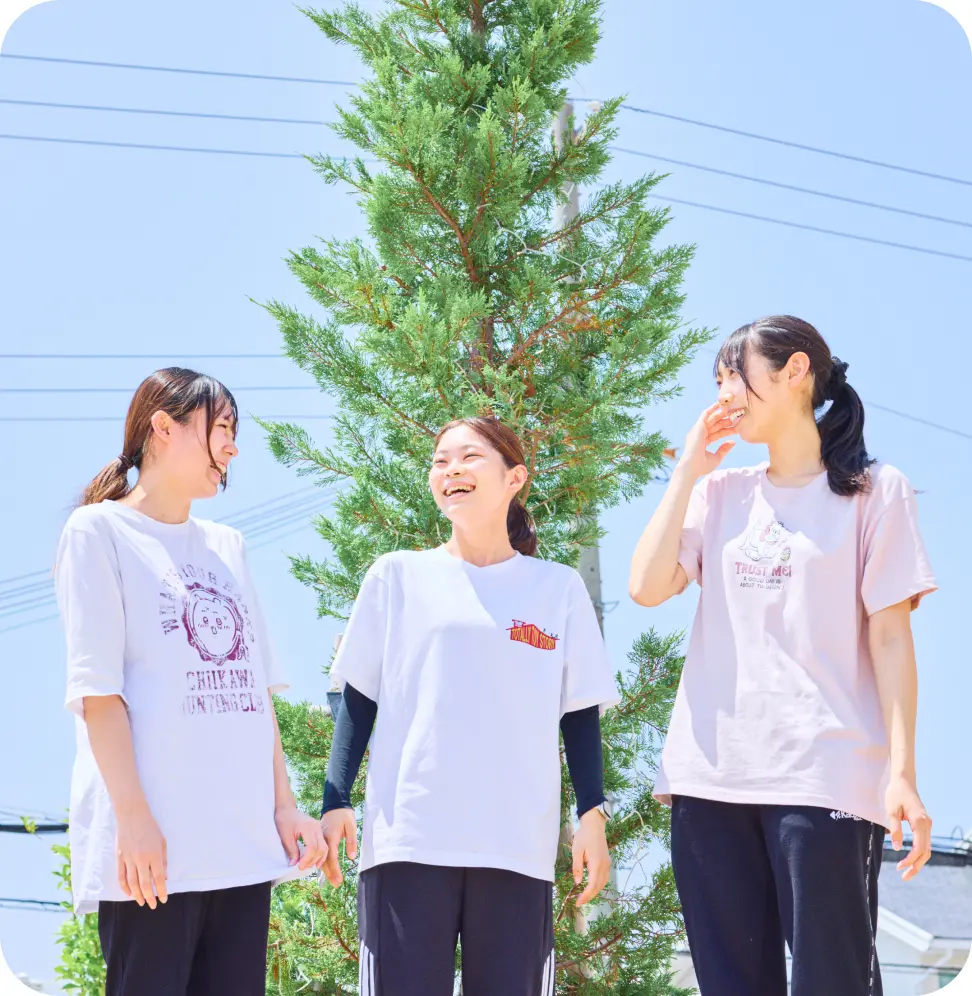 笑顔で会話する保育士たち