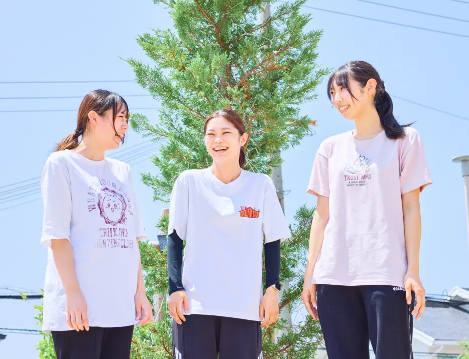 園庭で談笑する保育士たち