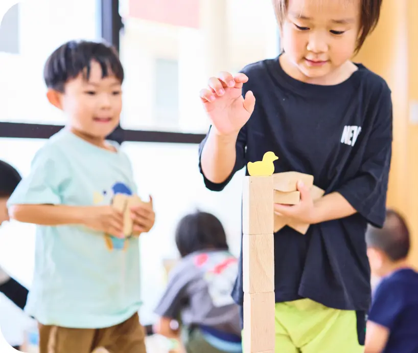 おもちゃで遊ぶ子どもたちの様子