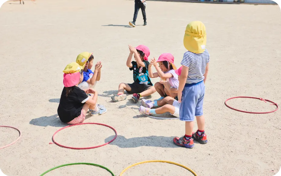 園庭で遊ぶ子どもたち